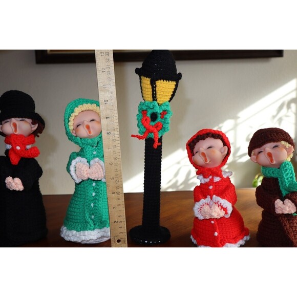Vintage Handmade Crochet Christmas Carolers Lamp Post Figurine Set Family - Picture 3 of 11